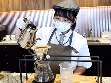 写真：HINARI CAFEの様子